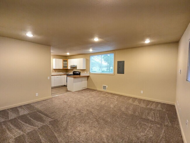 Building Photo - Charming 1 Bedroom Apartment w/ Deck Overl...