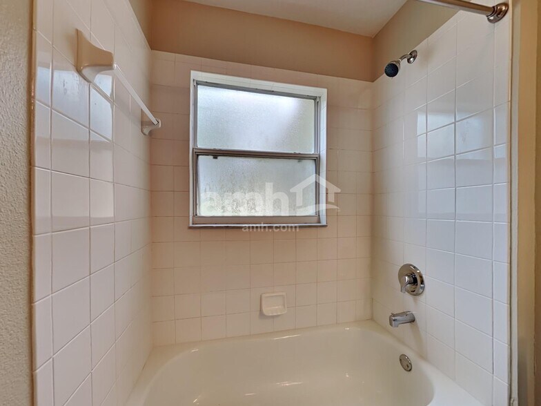 Building Photo - 1322 Lake Idamere Blvd