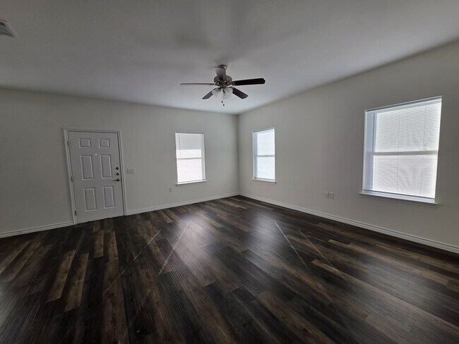 Building Photo - 3/2/2-AVAILABLE FOR LATE SEPT-EARLY OCT MOVE IN