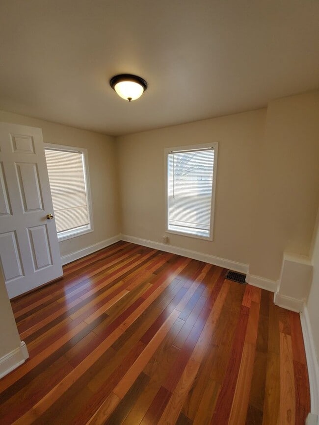 Building Photo - 3 bedroom, 1 bath, 2 story half double house