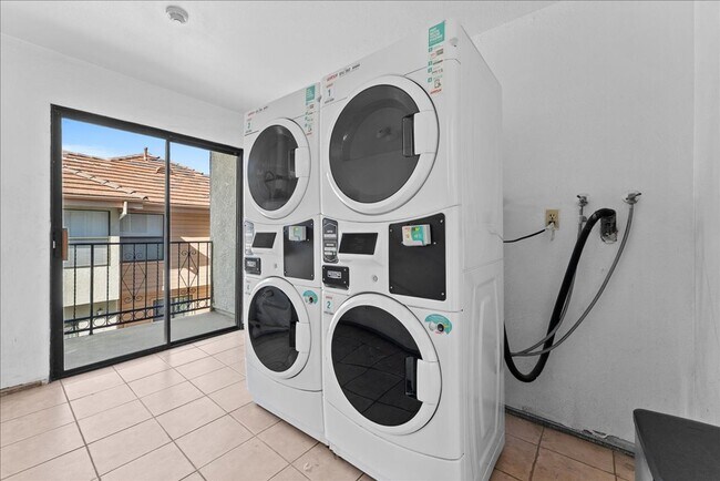 Building Photo - 631 E Elk Ave