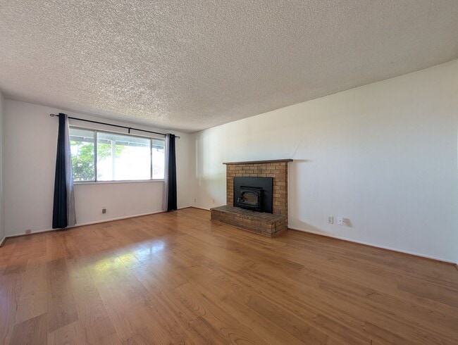 Building Photo - 3-bedroom, 1-Bath Duplex On a Corner Lot In The Bethel Area