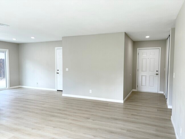 Building Photo - 3571 Lake Crest Dr