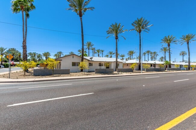 Building Photo - 1 Bed | 1 Bath -  Renovated Ground Level Unit near ASU!