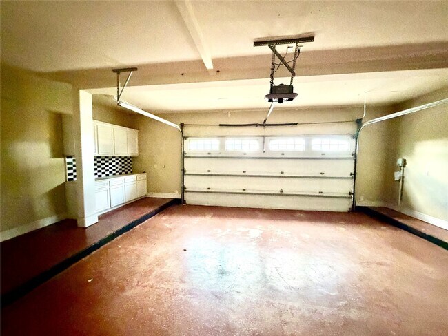 Building Photo - 1631 S Persimmon St