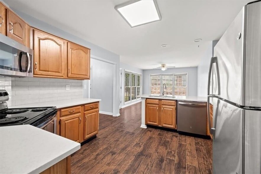 Building Photo - 190 Glen Holly Dr