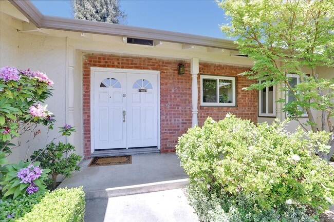 Building Photo - 2720 Diericx Dr