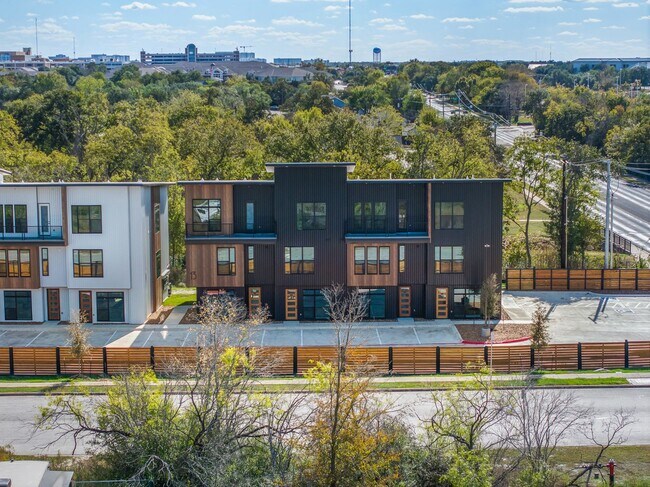 Building Photo - 4Bed/4Bath - Fully Furnished Townhome Avai...