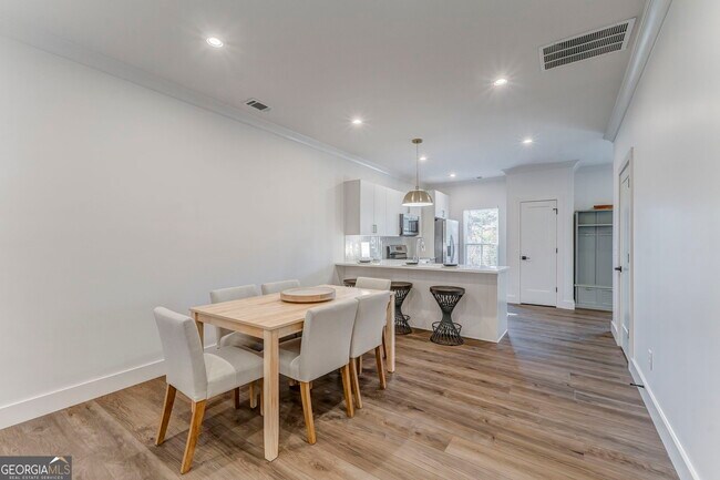 Building Photo - 121 Chateau Dr SE