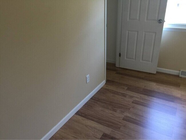 Building Photo - 3 bedroom 1.5 bath townhouse - Ask about our security deposit alternative!!