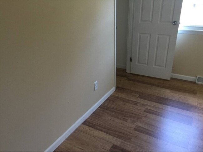 Building Photo - 3 bedroom 1.5 bath townhouse