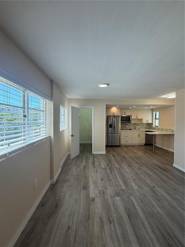 Building Photo - 1340 Lincoln Rd