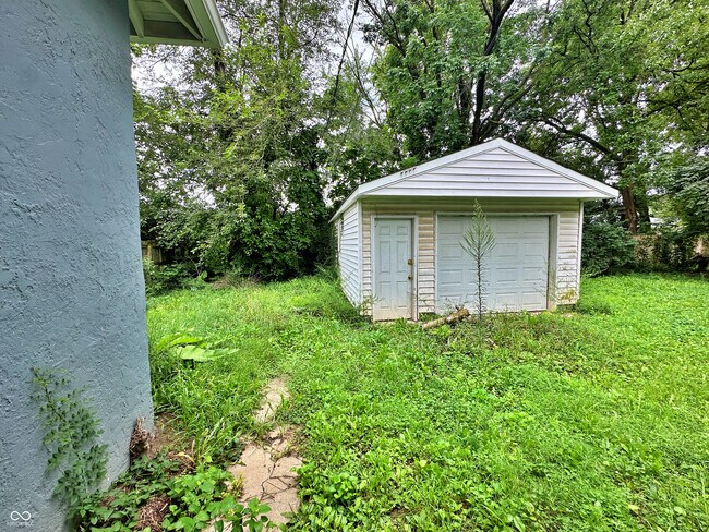 Building Photo - 411 W 39th St