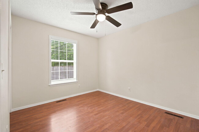 Building Photo - 511 E Dyann Dr