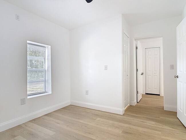 Building Photo - 2 bed/1.5 bath Single-Family Home on Large Lot in Sanford!