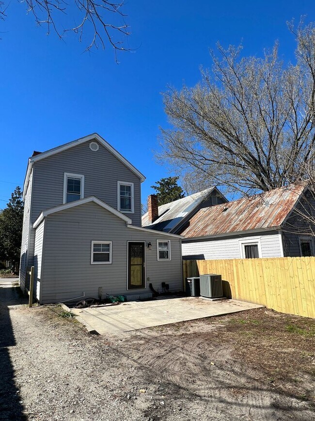 Building Photo - Beautifully refinished home!