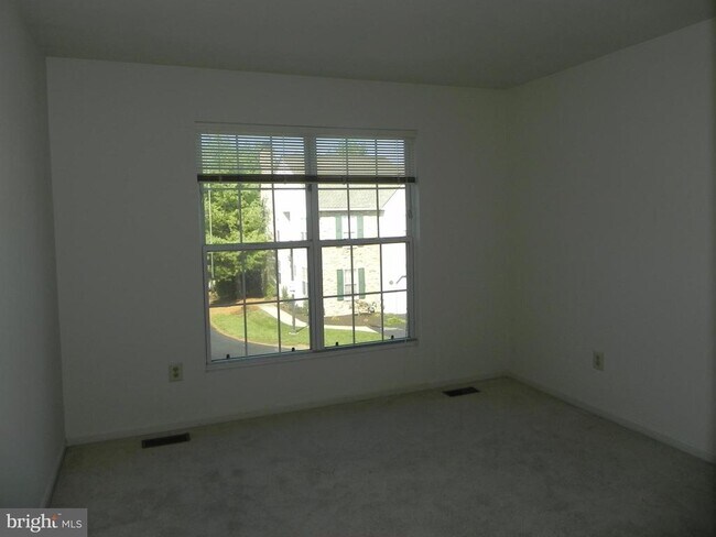 Building Photo - 33 Hampton Ct