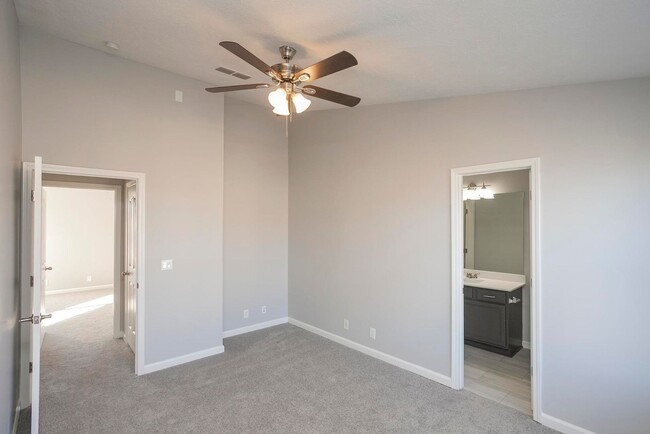 Building Photo - Newly Updated Townhome in Murfreesboro!