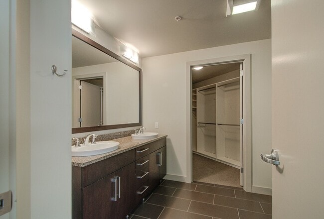 Building Photo - Great 2bd 2ba condo in Downtown/South Lake...