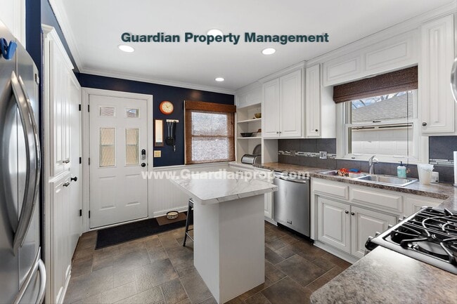 Building Photo - Move-in Special! Crystal Single Family Home, Fenced Yard, 2 Car Garage, Avail March