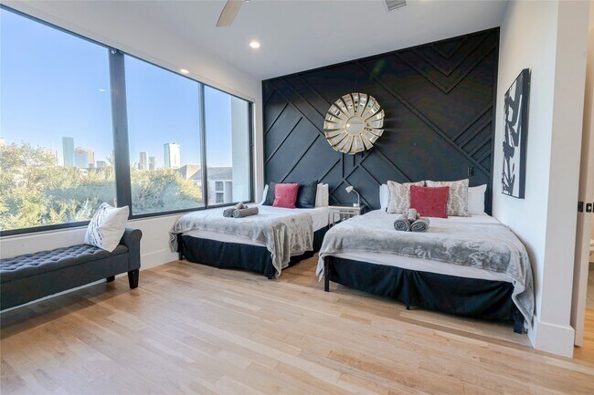 Building Photo - 709 Memorial Heights Dr