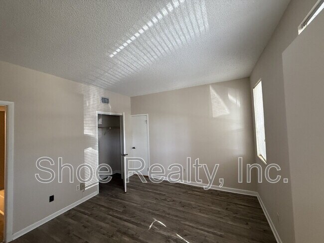 Building Photo - 2545 Oak St