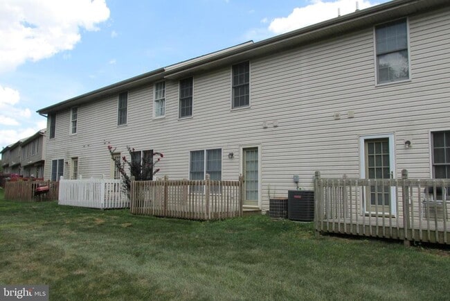 Building Photo - 888 Woodridge Dr
