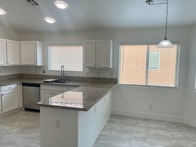 Building Photo - Fully Remodeled 3 bedroom Stallion Mountai...