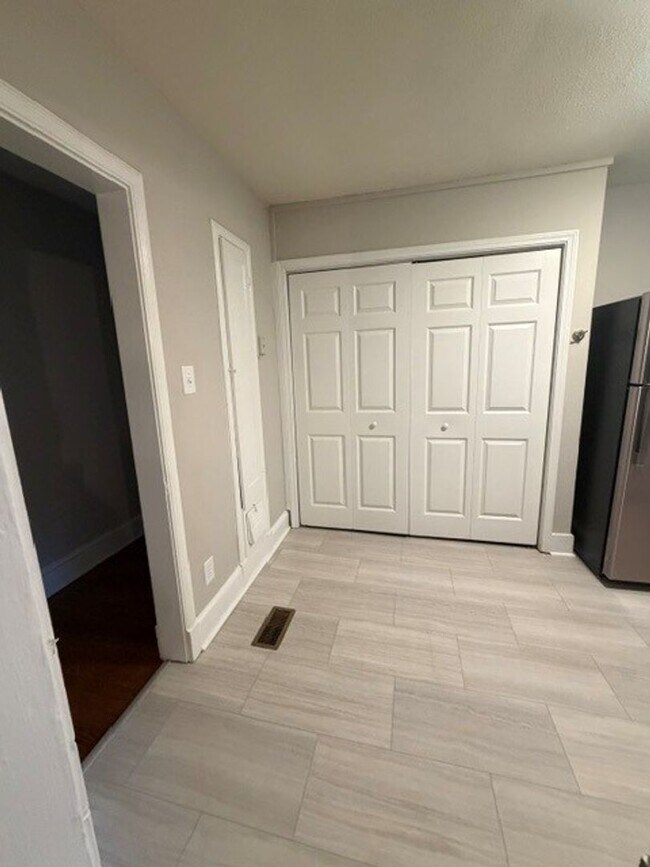 Building Photo - Great 2bedroom one and half  bathrooms Apt in Historic Wesley Heights!- First full month free