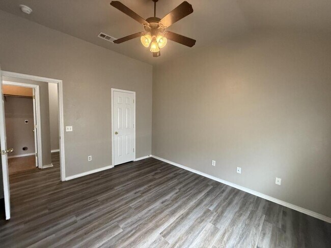 Building Photo - 4205 Cambridge Dr