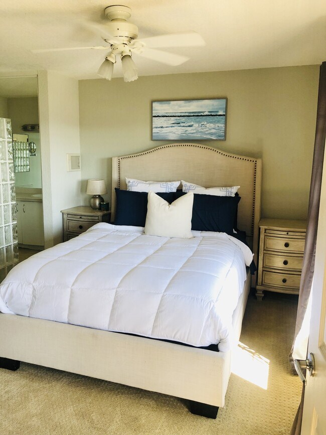 Master Bedroom w/Queen Bed - 3985 Hortensia St