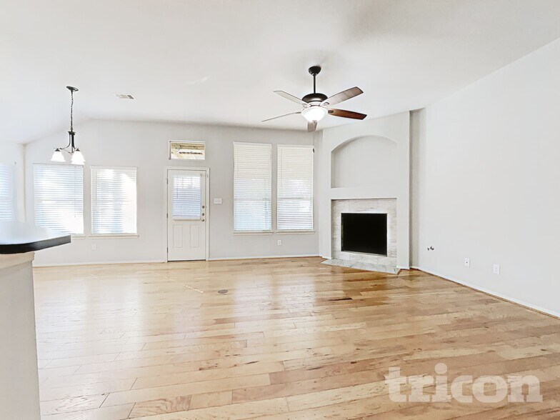 Building Photo - 2205 Highland Hills Dr