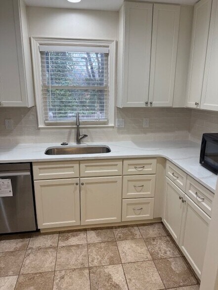 Building Photo - 343 S Church St