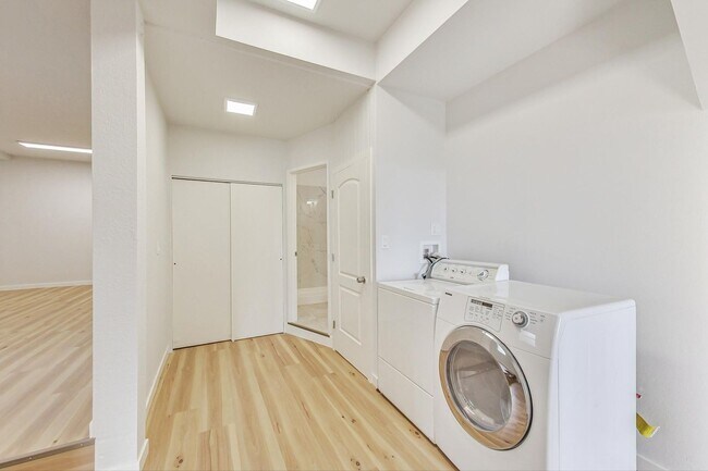 Building Photo - Introducing the Perfect Blend of Elegance and Comfort in San Francisco's Westwood Highlands!