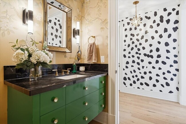 Building Photo - 9 W Walton St