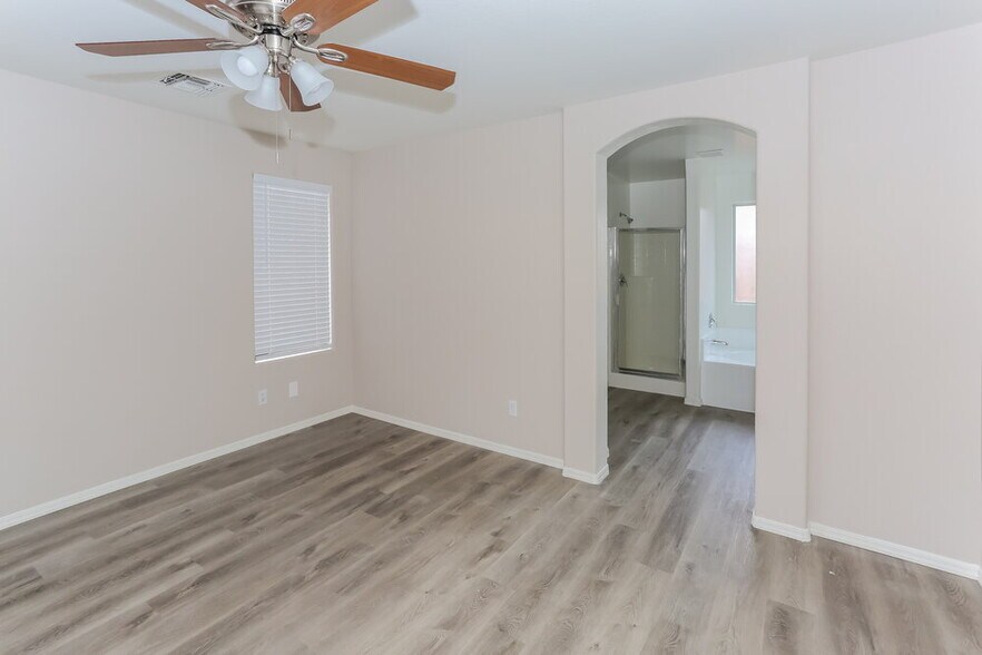 Building Photo - 2322 S 65th Dr