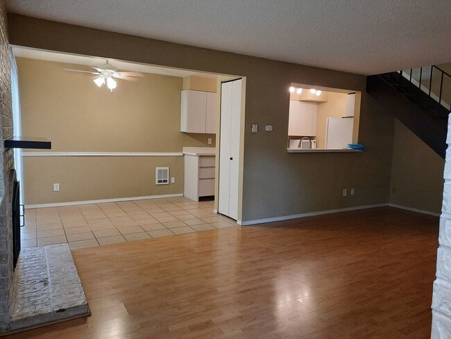 Building Photo - Steilacoom Gardens, 2 bedroom, 1 bath Townhome Style Condo.
