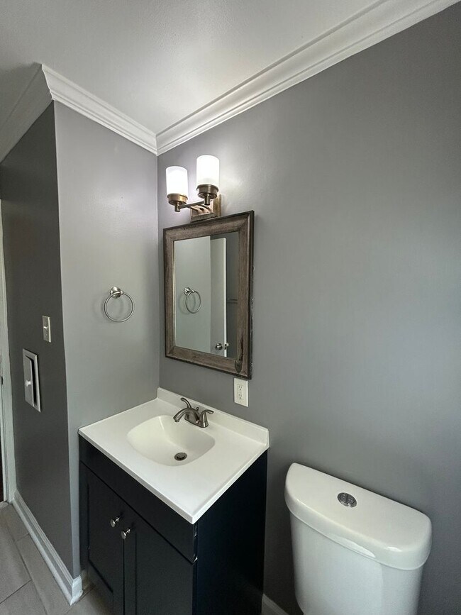 Building Photo - Spacious 3-Bedroom, 2-Bath House in South Euclid