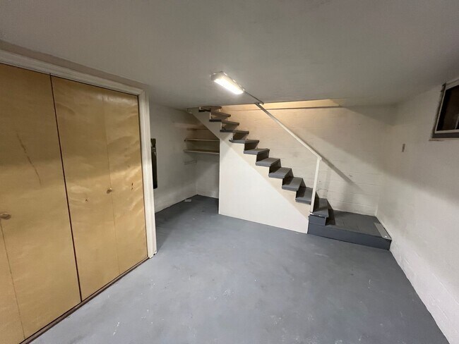 Building Photo - 2 Bedroom Home in Lincoln Park