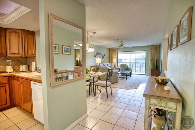 Building Photo - Seasonal Short-Term 2-Bedroom 2-Bath 2nd F...