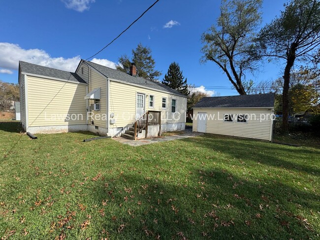 Building Photo - Raleigh Court Three Bedroom with Garage