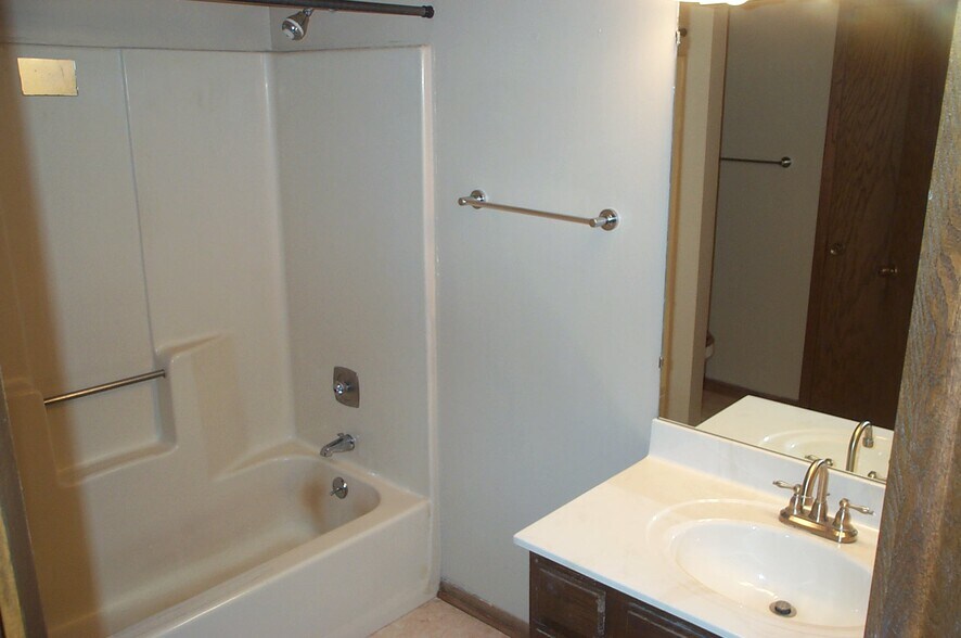 main floor bathroom - 2834 Sandy Hollow Rd