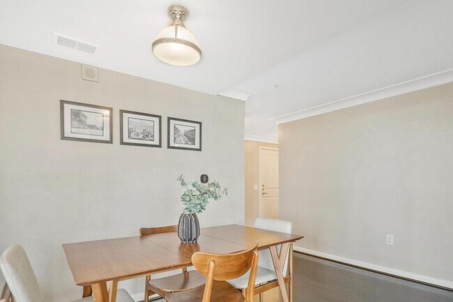 Building Photo - 1021 N Garfield St