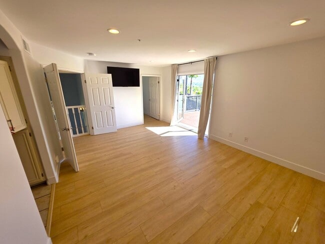 Building Photo - Gorgeous Entertainers Dream Home