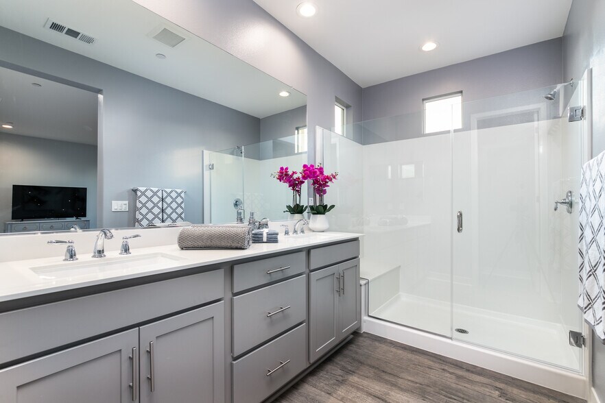 Master Bathroom - Level 2 - 577 Daniel Freeman Cir