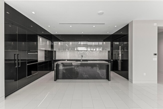 Building Photo - 6587 N Palmeraie Blvd