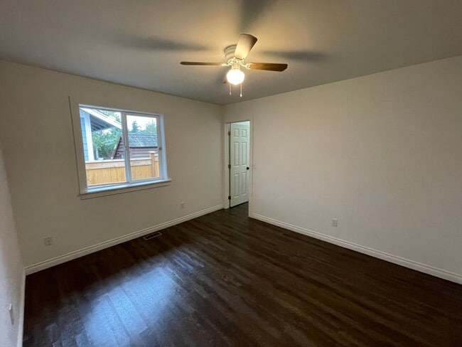 Building Photo - Charming, Modern One Story Home! Pet Frien...