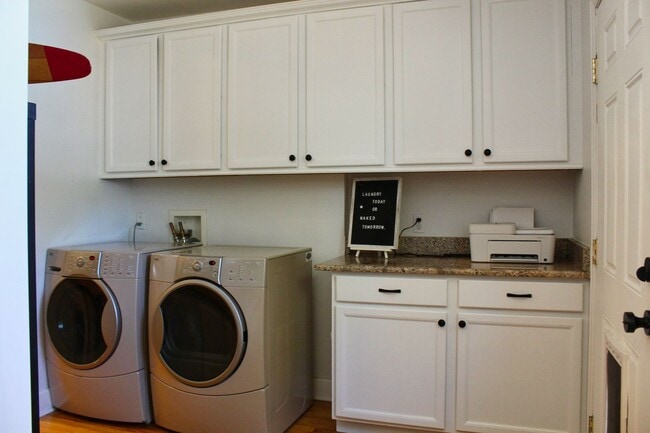 Building Photo - Spacious 2-bedroom, 2-bathroom in the Heart of West Highlands with 1 Car Garage