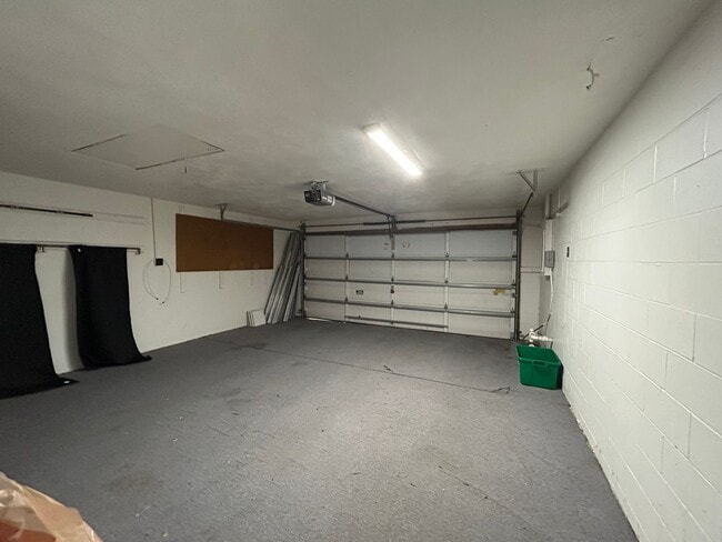 Building Photo - 1/2 Duplex For Rent !
