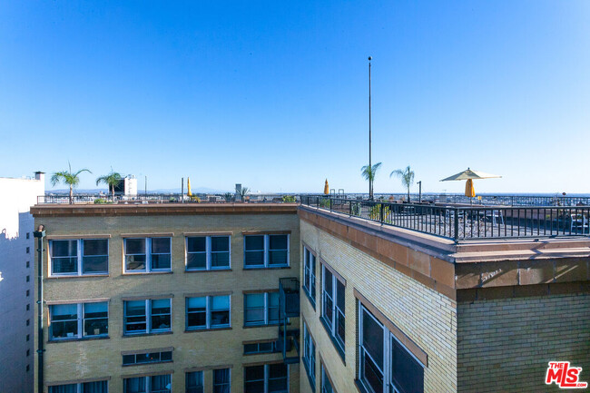 Building Photo - 215 W 7th St